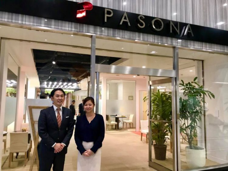 株式会社パソナさんの入り口前にて、市川 知之さん（左）と李 妍暻さん（右）