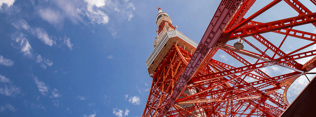そびえ立つ東京タワー